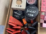 une boîte de maquillage et d'autres produits de beauté posée sur une table