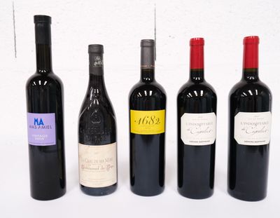 plusieurs bouteilles de vin sont alignées sur une surface blanche