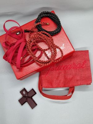 BACCARAT, Pendentif "croix" en cristal rouge.