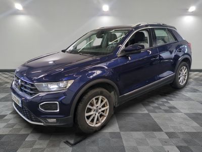 un SUV Volkswagen bleu garé dans un garage au sol carrelé