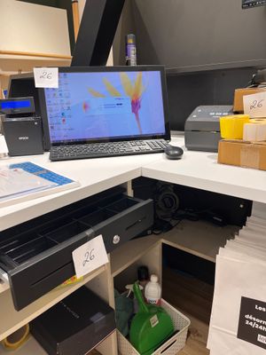 un bureau sur lequel se trouvent un ordinateur portable et une imprimante