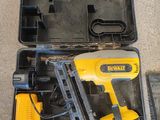 une cloueuse à fil jaune et noire et une boîte à outils