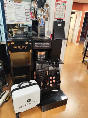de nombreux modèles de machines à café exposés dans un magasin
