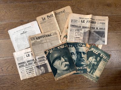 plusieurs vieux journaux posés sur une table en bois, avec une photo en noir et blanc d'un homme