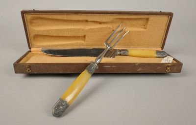 un couteau et une fourchette dans un étui posé sur une table