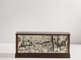 une boîte en bois sur laquelle est peinte une scène hivernale