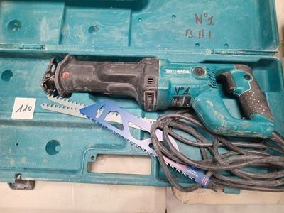 une boîte bleue contenant des outils sur une table