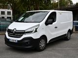 une camionnette blanche garée dans un parking