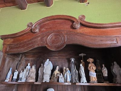 de nombreuses figurines exposées sur une étagère dans une pièce