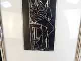 un dessin en noir et blanc d'une femme assise sur une chaise