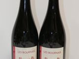 deux bouteilles de vin posées sur une table l'une à côté de l'autre