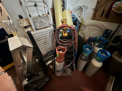 une photo d'une pièce où se trouvent plusieurs objets par terre