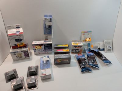 de nombreux types de brosses à dents et de dentifrices sur la table