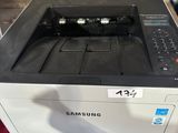 L'imprimante Samsung est posée sur une table rouge.