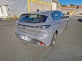 l'arrière d'une voiture argentée garée sur un parking