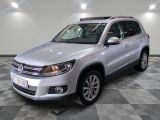 la volkswagen tiguan est garée sur un carrelage à carreaux