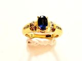 une image d'une bague en or avec une pierre bleue
