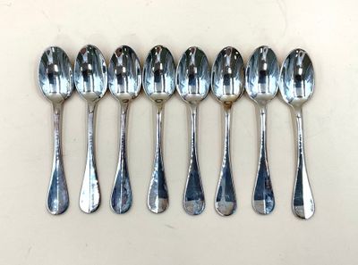 six cuillères sont alignées sur une table