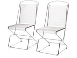 une paire de chaises en acier chromé avec des coussins blancs, sur fond blanc