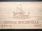 une boîte en bois sur laquelle est représenté un bateau