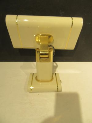 un téléphone portable posé sur un support sur une table