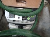 un tuyau vert relié à une machine blanche