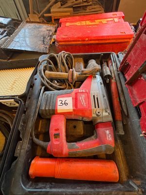 une boîte d'outils posée sur une table