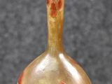 un vase en verre orné d'un motif floral