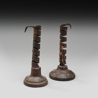une paire de bougeoirs en bronze ornés de motifs en spirale