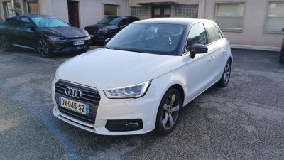 une voiture blanche garée dans un parking à côté d'autres voitures