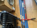 un grand nombre d'outils posés à même le sol