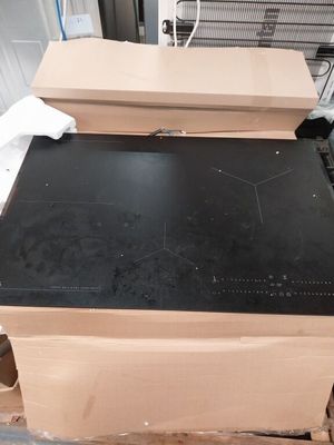 un plan de travail noir posé sur une boîte en carton
