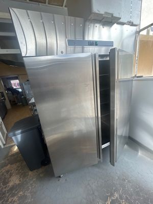 un réfrigérateur et une poubelle à l'intérieur d'un immeuble