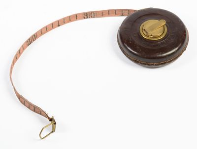 un mètre ruban fixé à un autre mètre ruban