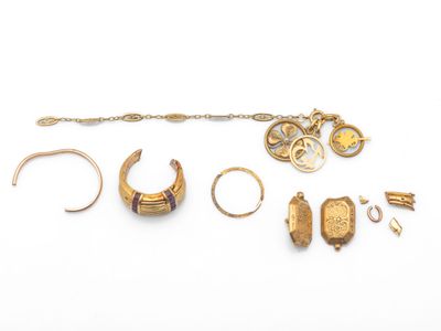 un assortiment de bijoux en or, notamment des bagues, des bracelets et des bagues