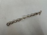 un bracelet en argent auquel est attachée une chaîne