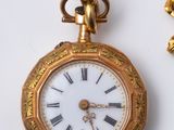 une montre de poche en or avec des chiffres romains