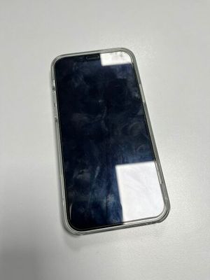quelqu'un tient un téléphone portable posé sur une table