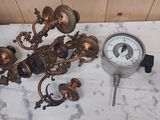 une table sur laquelle se trouvent une horloge et un bougeoir