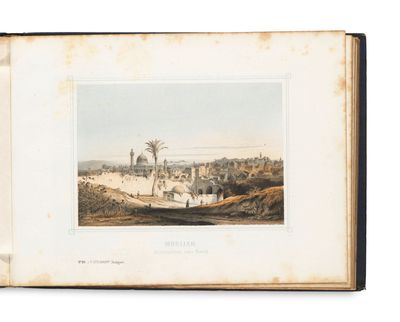 un vieux livre sur lequel figure l'illustration d'un paysage désertique