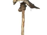 statue représentant un oiseau perché au bout d'une branche d'arbre