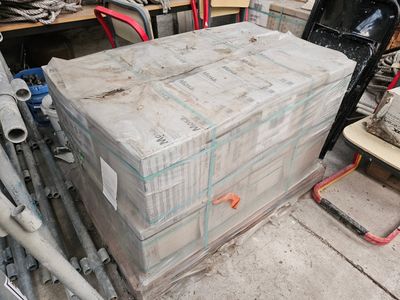 une pile de cartons posée sur un tas de tuyaux