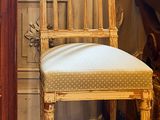 une chaise placée à côté d'une commode dans une pièce