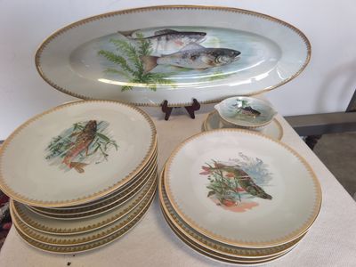 beaucoup d'assiettes avec du poisson dessus sur une table