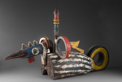 une image représentant une sculpture en bois d'un oiseau portant des lunettes sur la tête