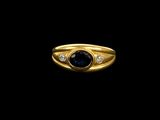 une image d'une bague en or avec un saphir et des diamants