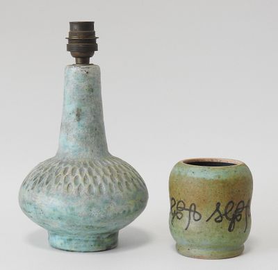 une paire de vases en céramique portant des inscriptions et un petit vase avec une bougie