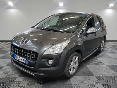 la photo d'une voiture grise garée dans un garage