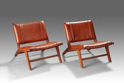 paire de fauteuils de salon en cuir avec des pieds en bois