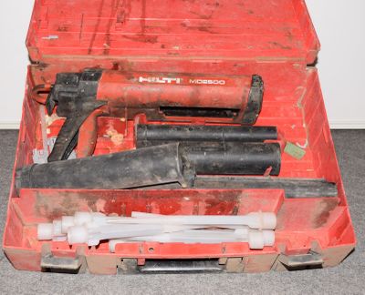 une caisse à outils rouge avec des outils sur le sol